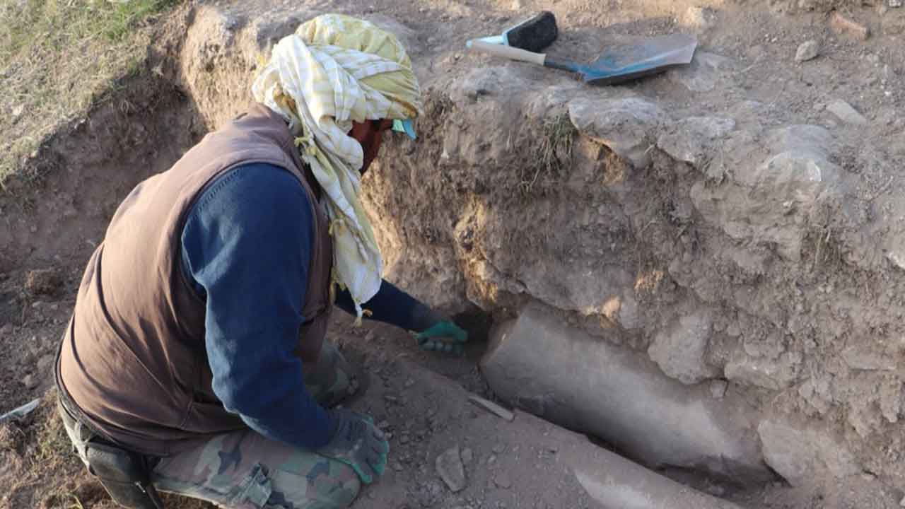 Blaundos Antik Kenti'nde 1800 yıllık heykel bulundu