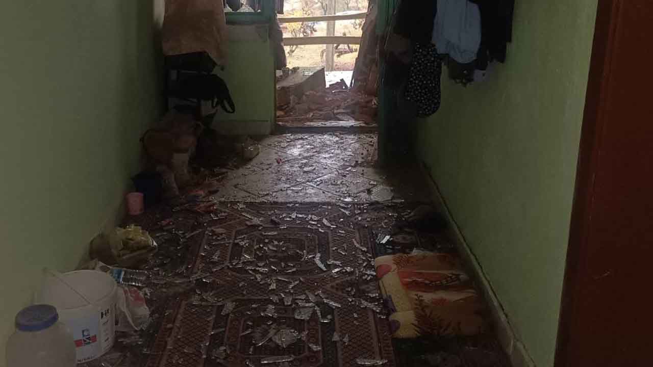 Uşak'ın Eşme ilçesinde yıldırım düşen evde hasar oluştu