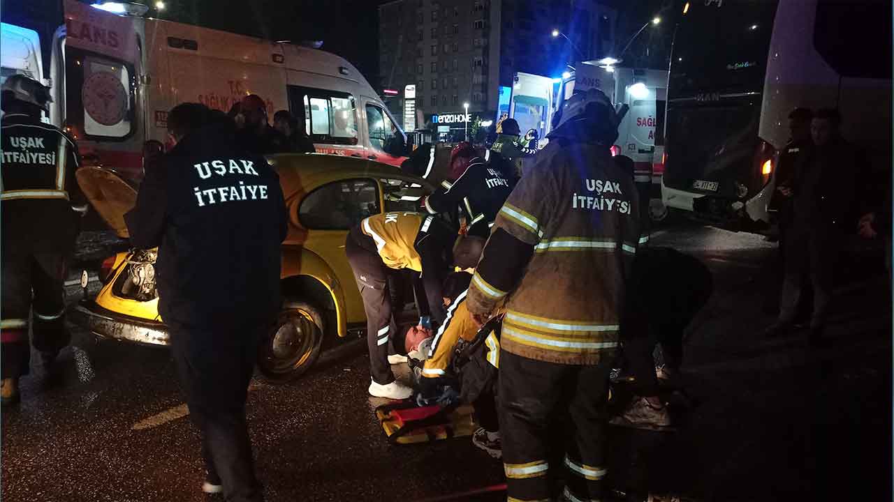 Uşak'ta otobüse arkadan çarpan otomobildeki 3 kişi yaralandı