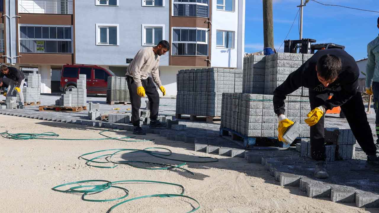 Modern Uşak İçin Çalışma Sürüyor 2 Mahallede Aynı Anda Bordür ve Parke Çalışması