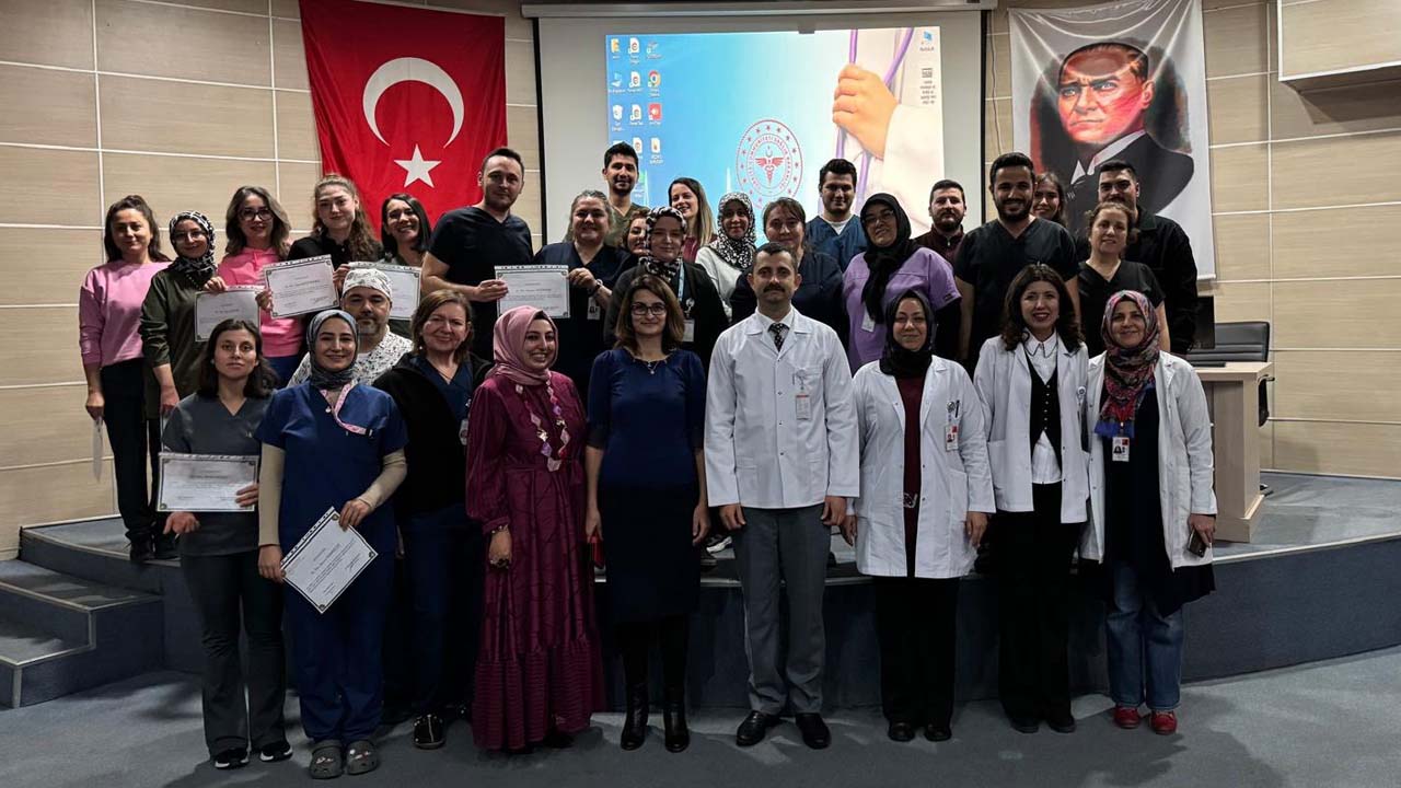 Uşak Eğitim ve Araştırma Hastanesi'nde Yoğun Bakım Hemşireleri Sertifikalarını Aldı