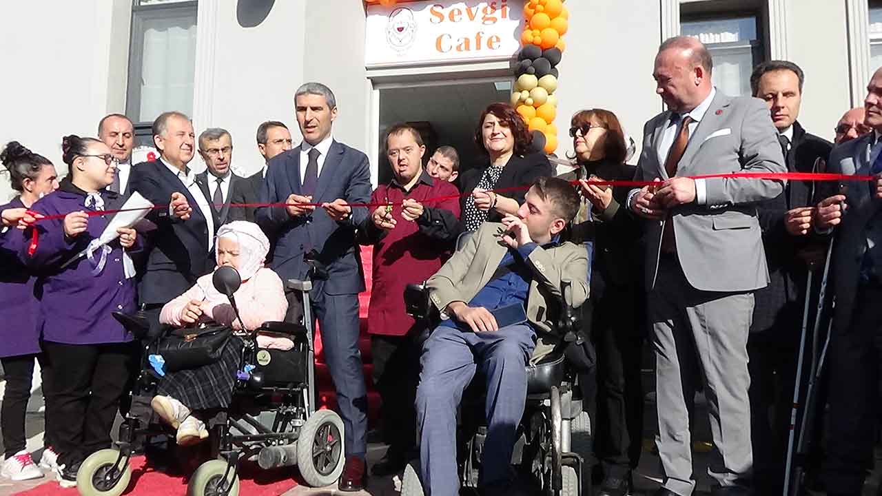 Uşak'ta engelsiz kafe açıldı