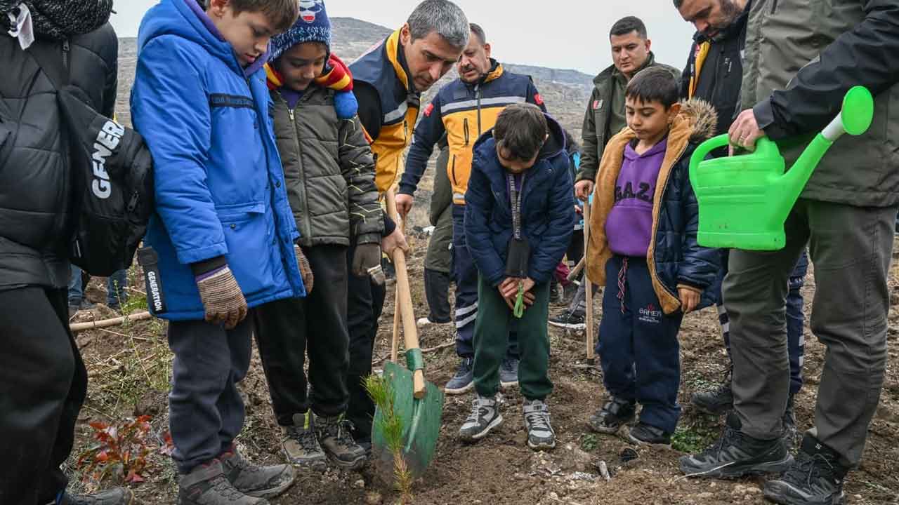 Uşak'ta sağlık çalışanları 500 fidanı toprakla buluşturdu