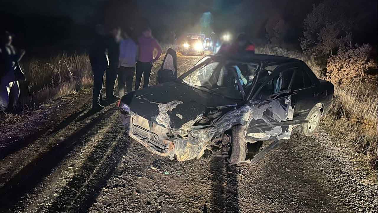 Uşak'ta traktörle otomobil çarpıştı: 3 yaralı