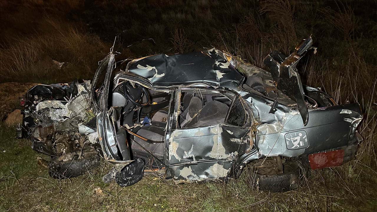 Uşak'ta şarampole devrilen otomobildeki 2 kişi öldü, 1 kişi yaralandı
