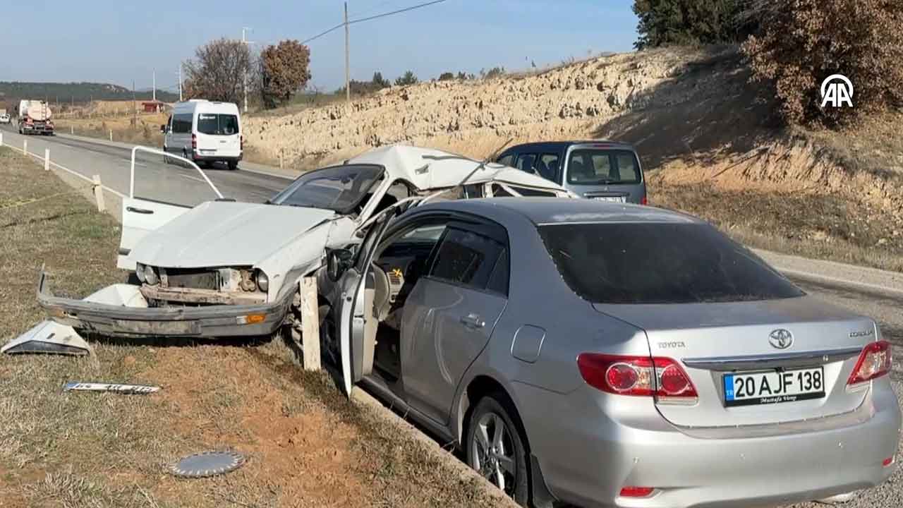Uşak'ta İki Otomobilin Çarpıştığı Kazada Yaşlı Çift Öldü