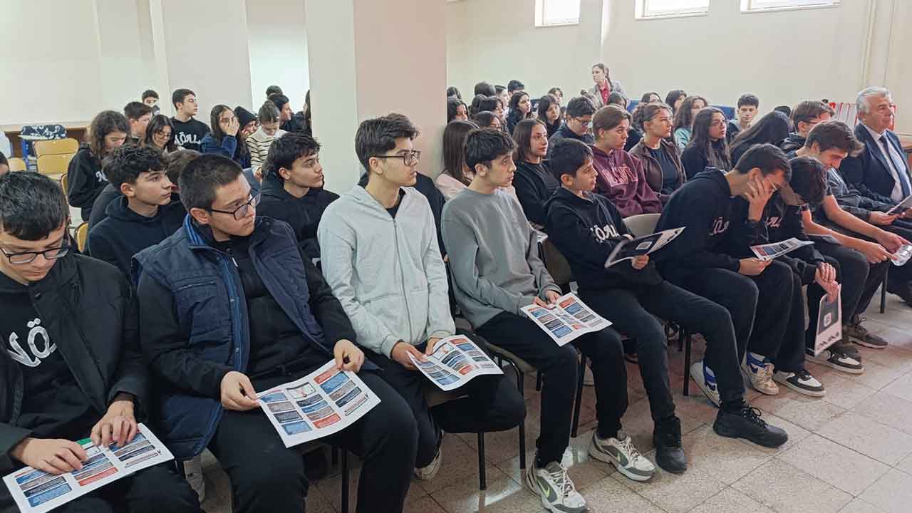 Uşak'ta lise öğrencilerine "Dezenformasyonla Mücadele" eğitimi
