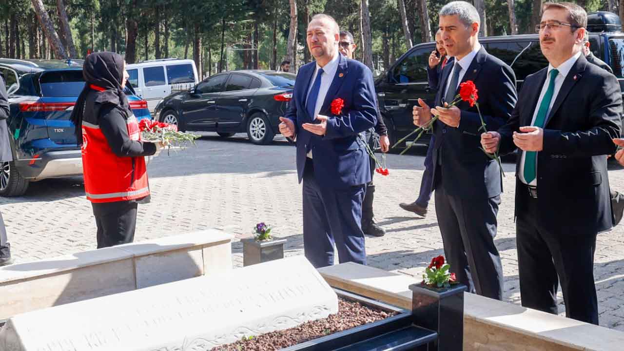 17 Mezarlık 8 Nakil Aracı 24 Saat Hizmet Uşak Belediyesi Tam Destek Sunuyor