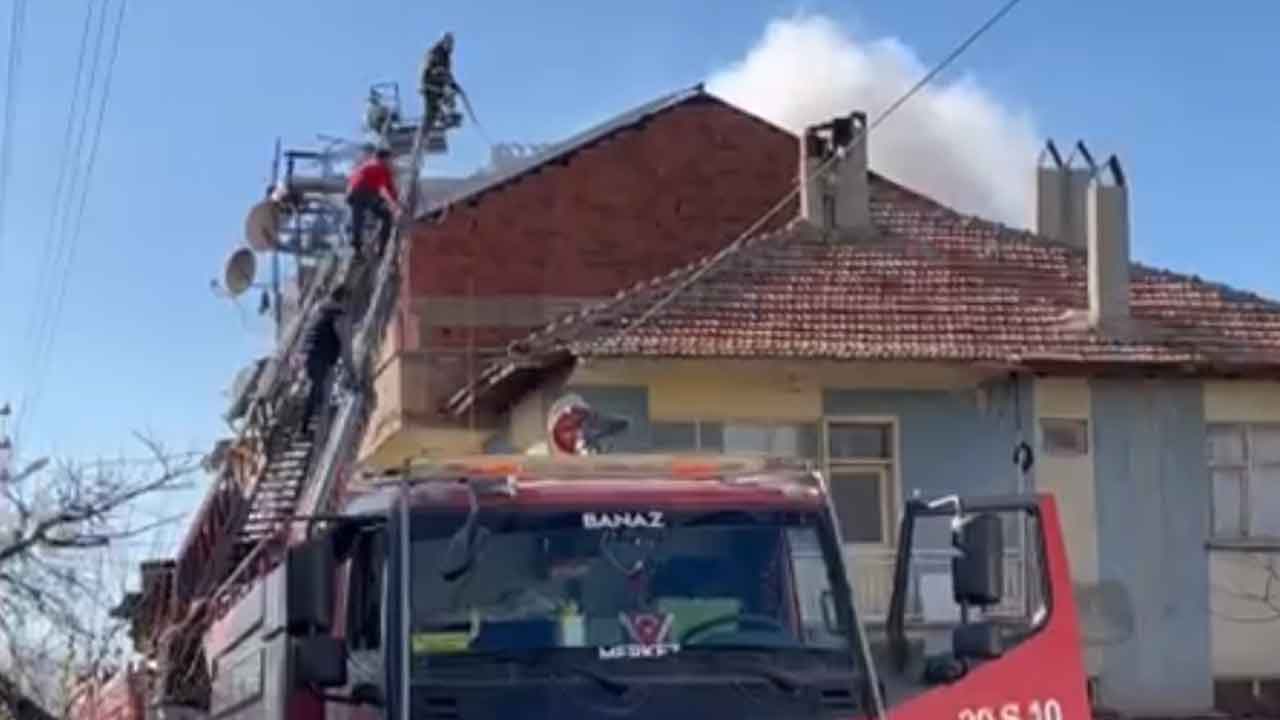 Banaz'da çatıda çıkan yangın söndürüldü