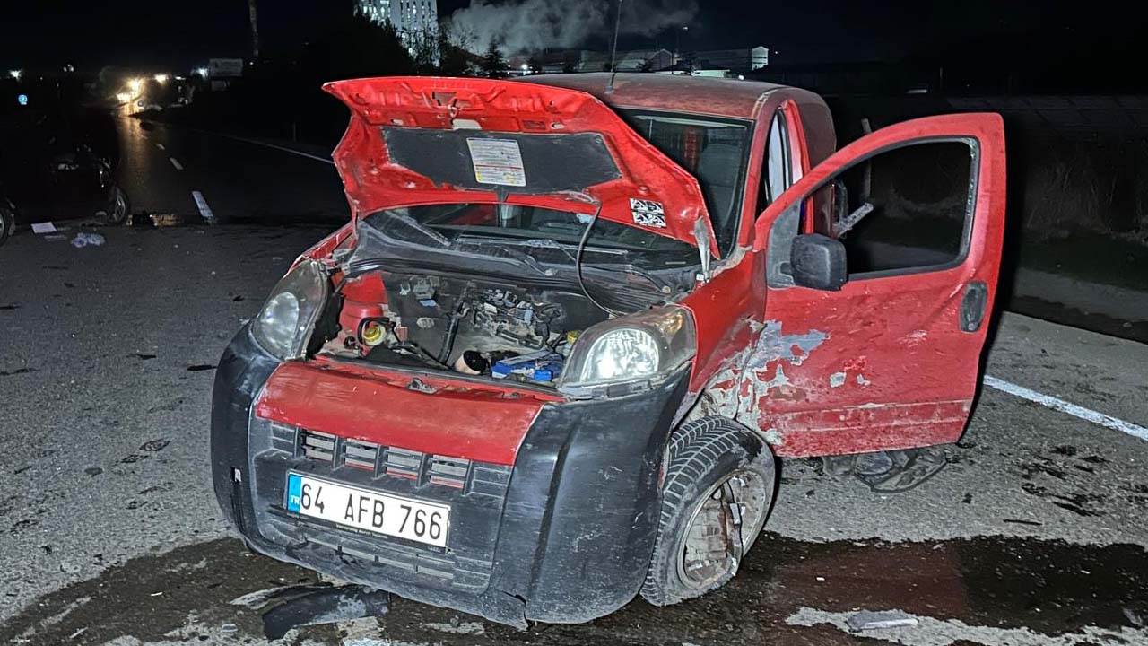 Uşak-Sivaslı kara yolunda kaza, 6 yaralı
