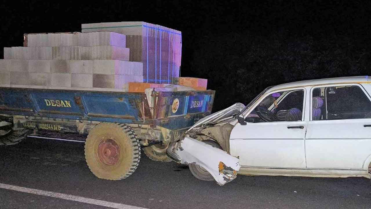 Uşak'ta traktörün römorkuna çarpan otomobildeki 3 kişi yaralandı