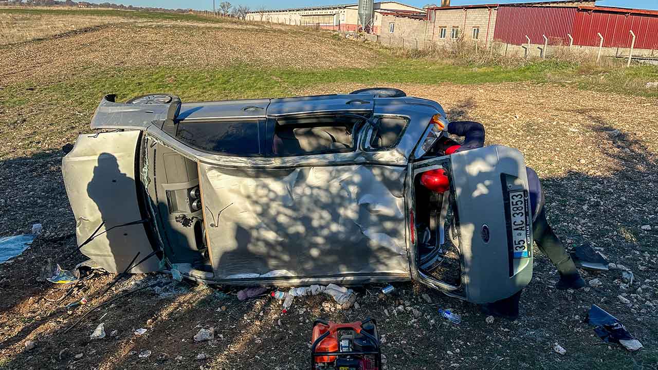 Uşak'ta devrilen otomobilde aynı aileden 5 kişi yaralandı