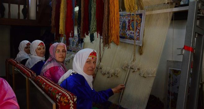Sarayları süsleyen 'Uşak Halısı' kadınların elinde hayat buluyor