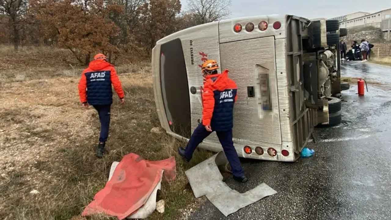 Uşak'ta devrilen midibüsteki 5 yolcu yaralandı