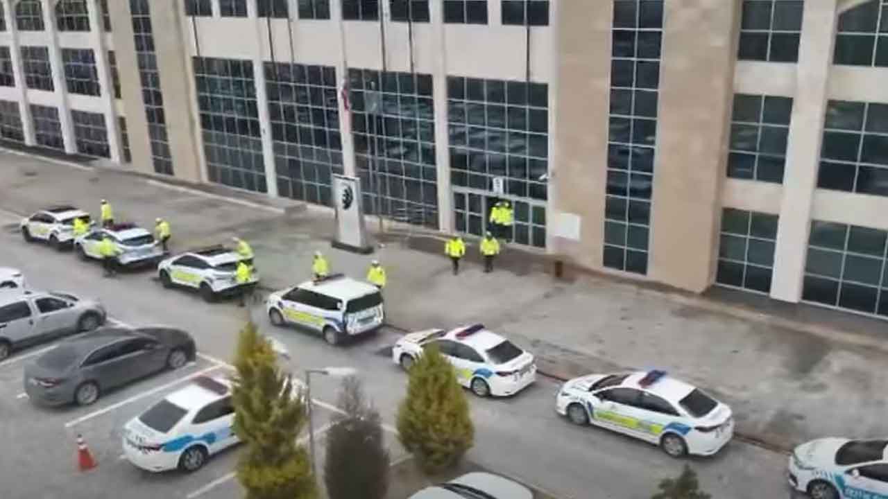 Uşak Emniyet'ten Vatandaşa Bilgilendirme: Trafik Ekipleri Neden Yaka Kamerası Takıyor?