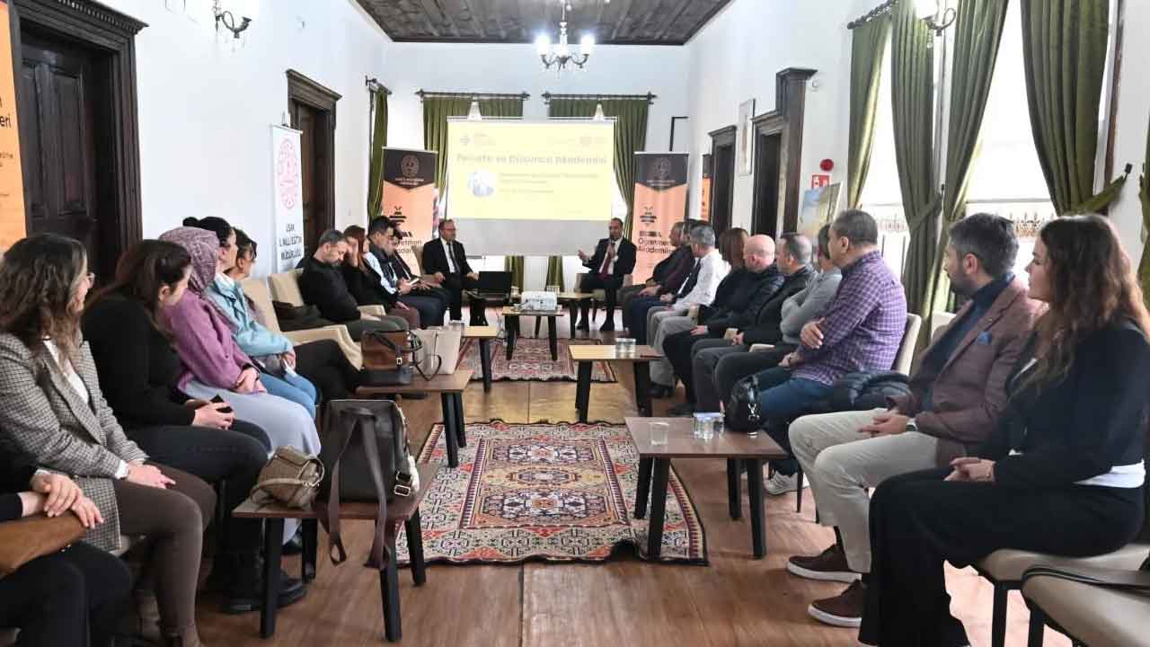 Uşak’ta Bilim Tarih ve Felsefe Aynı Söyleşide Buluştu