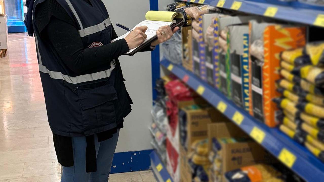 Uşak’ta Market Denetimlerinde Yüzlerce Ürün Tek Tek İncelendi