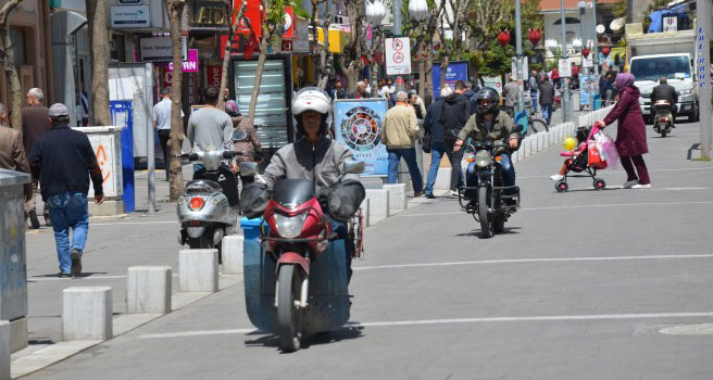 İsmetpaşa Caddesi'nde motosiklet sürücüleri cirit atıyor