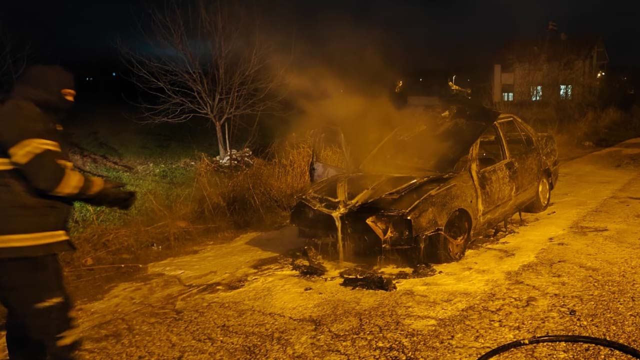 Banaz'da yangın: Otomobil kullanılamaz hale geldi