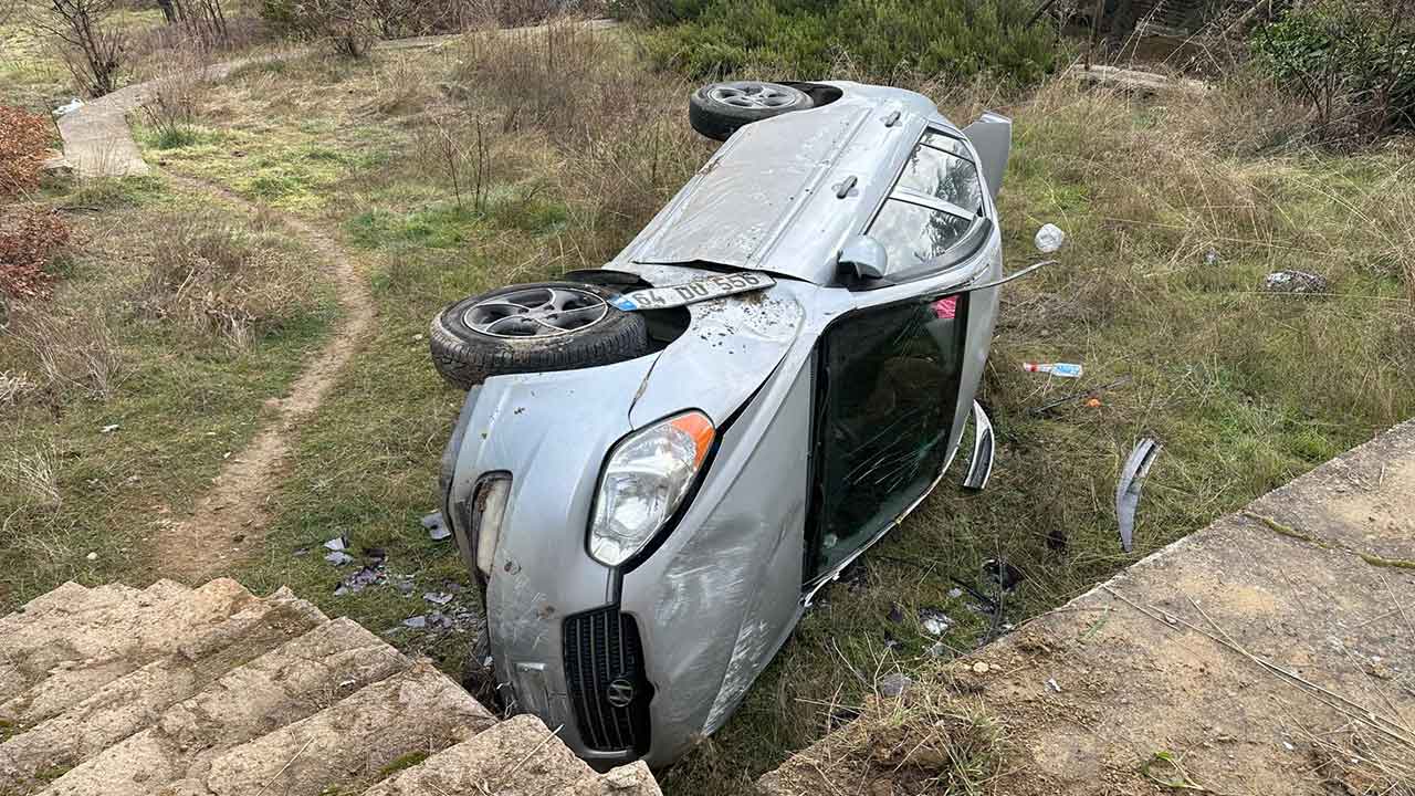 Uşak'ta bahçeye devrilen otomobilin sürücüsü yaralandı