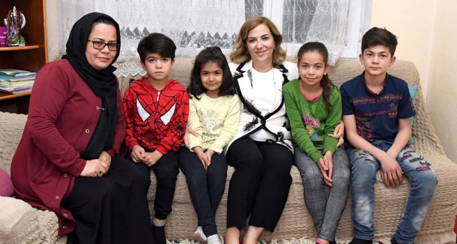 Savaştan kaçan Afgan aile Uşak'ta yaşama tutundu
