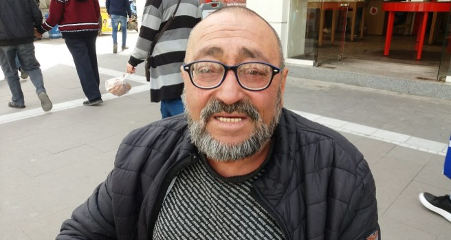 Cadde’den geçerken Veysel abiye kulak verin