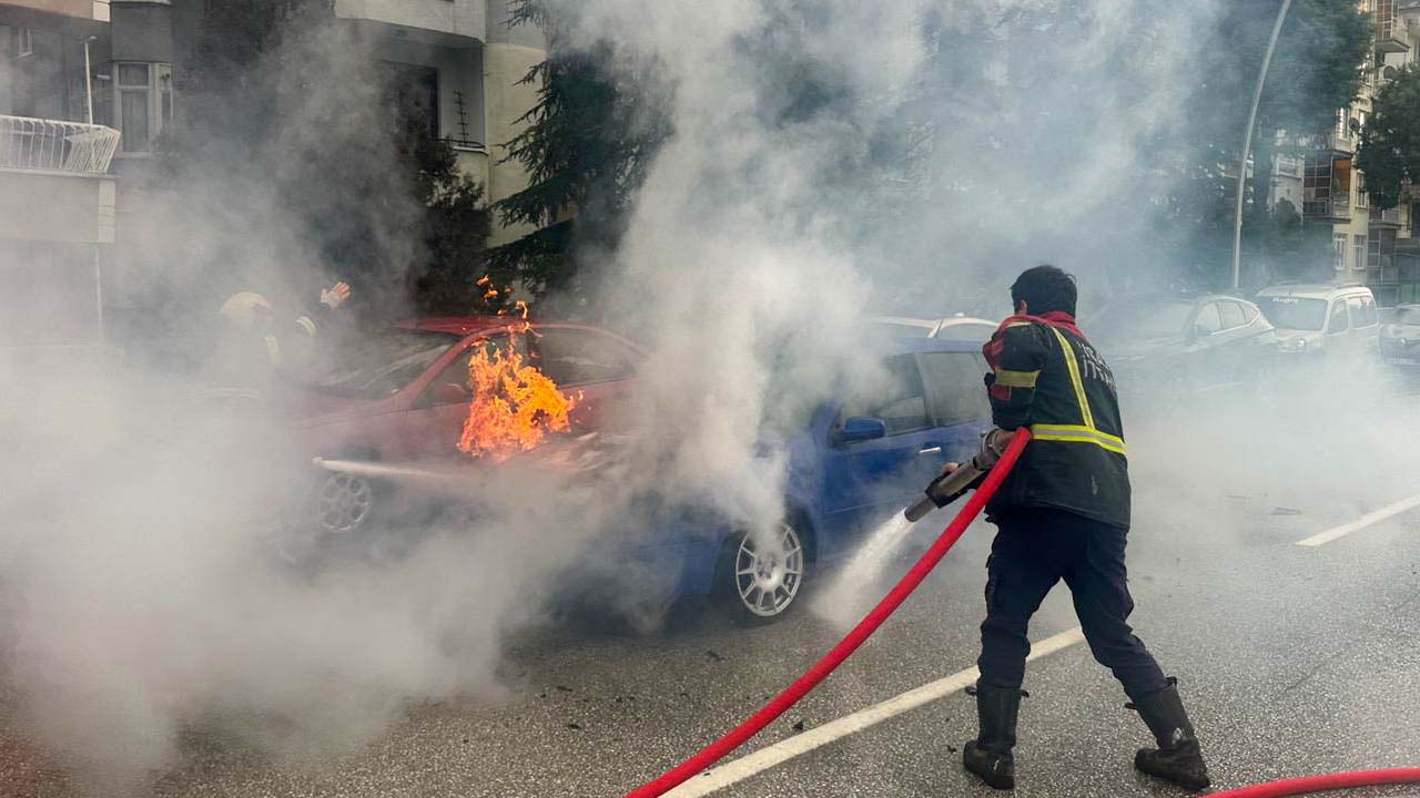 Uşak'ta seyir halindeki otomobilde çıkan yangın söndürüldü