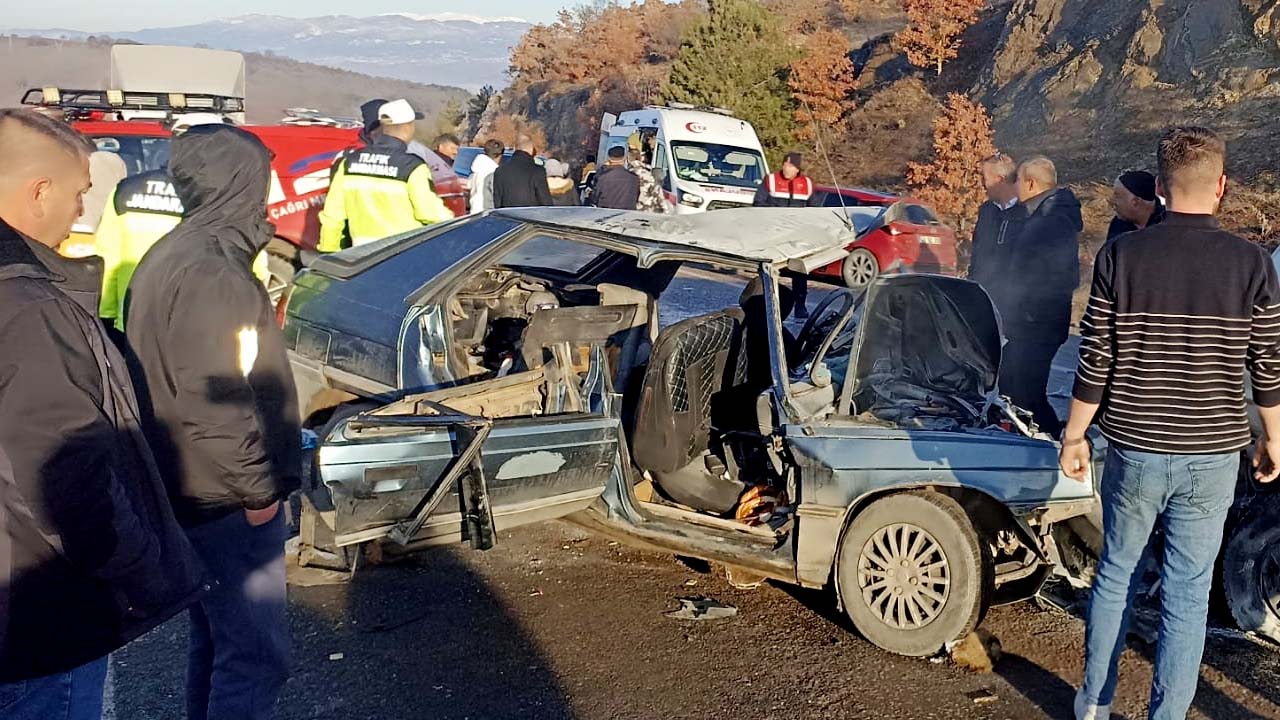 Simav'da öğrenci servisi ile otomobilin çarpıştı! 4 kişi yaralandı, 1 kişi öldü