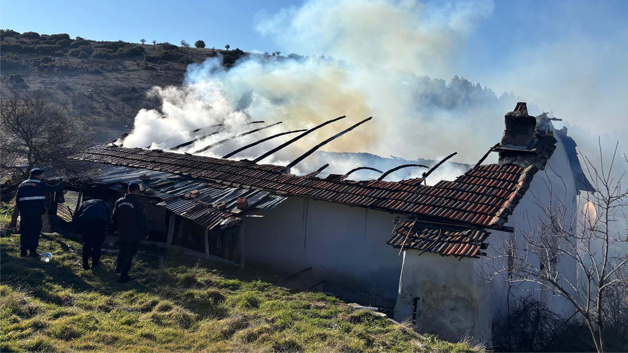 Uşak'ta evde çıkan yangında 87 yaşındaki kişi öld