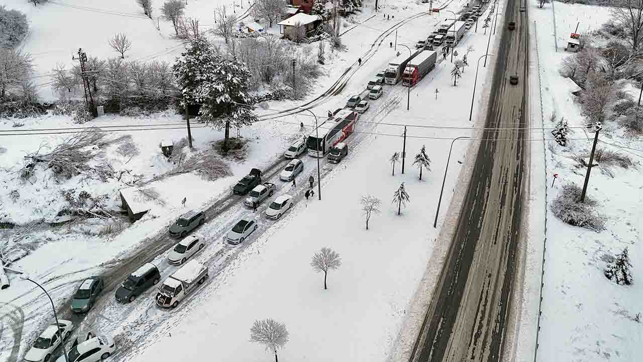 Kar yağışı nedeniyle trafiğe kapanan Uşak-Ankara kara yolu ulaşıma açıldı