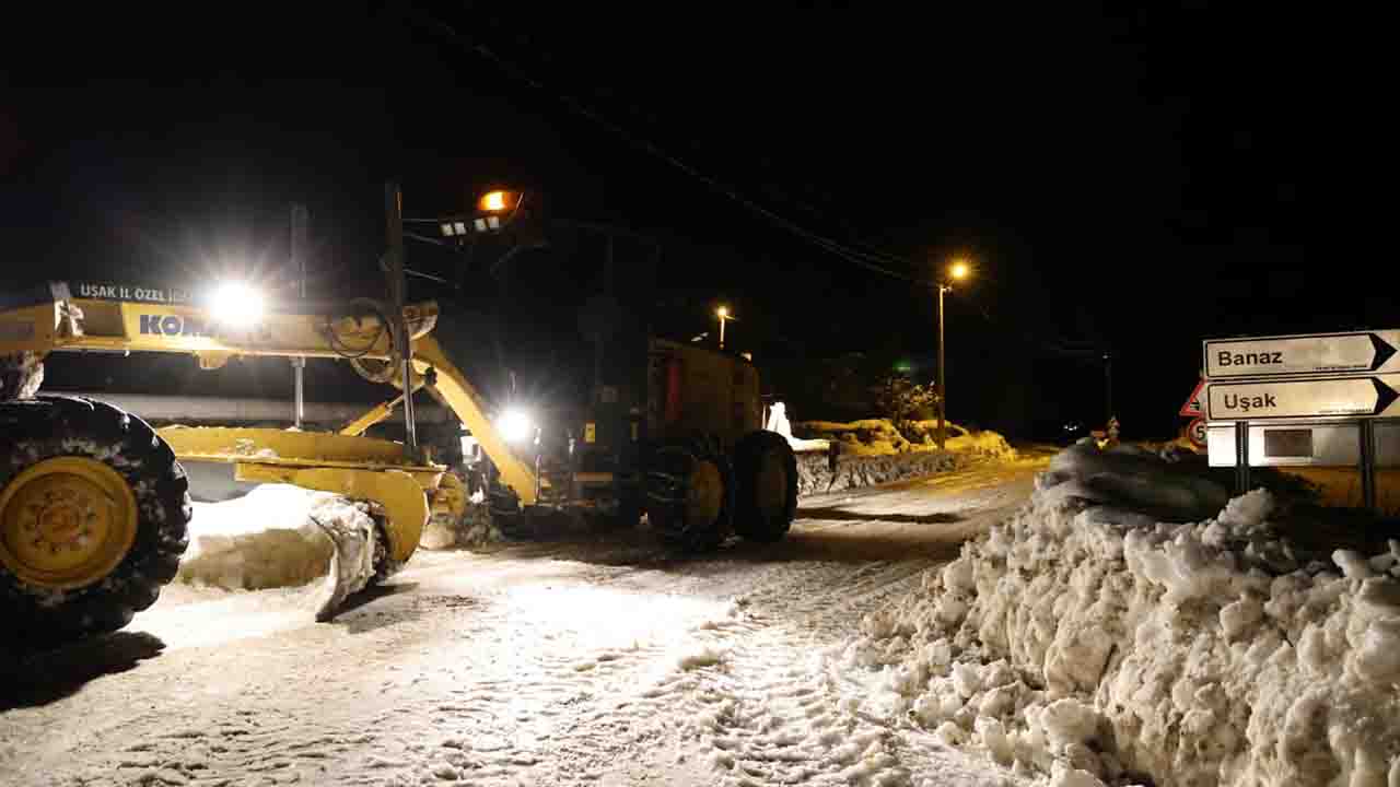 Uşak’ta Özel İdare Kapalı Köy Yolu Bırakmadı