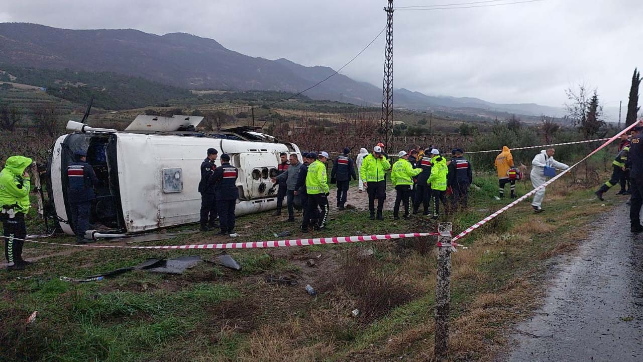 Devrilen midibüsteki 25 kişi yaralandı