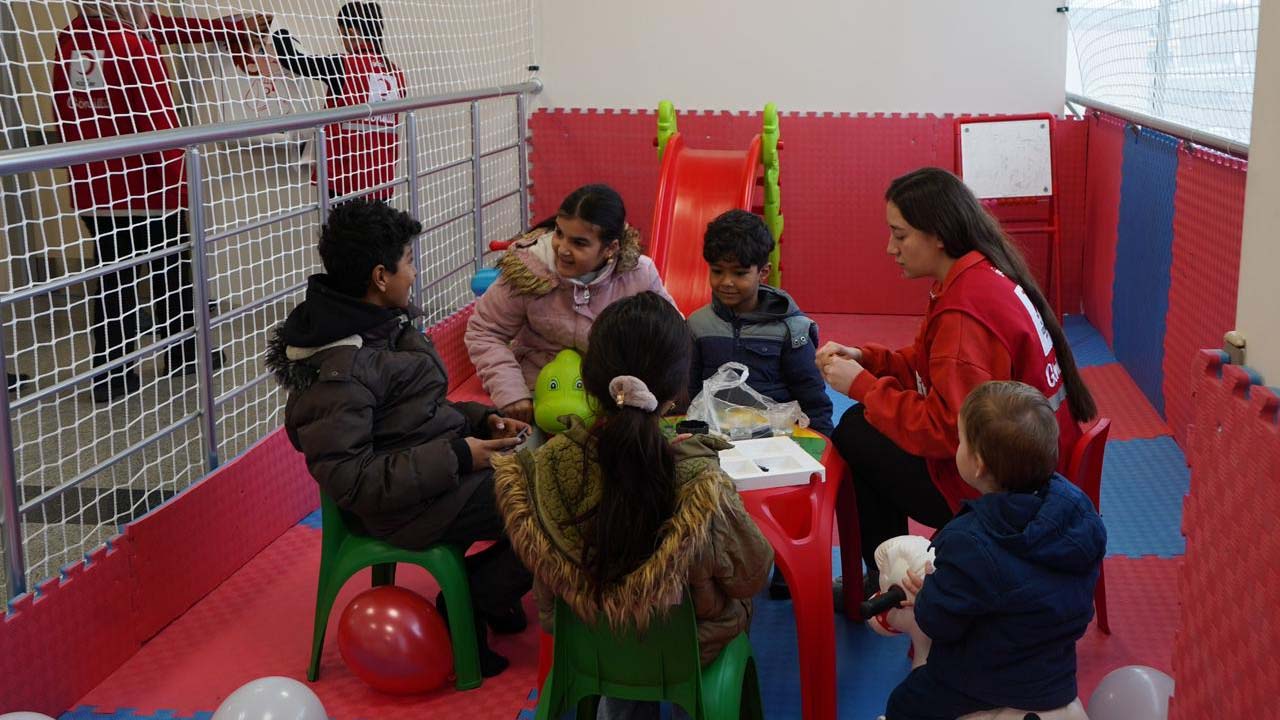Uşak’ta Hastane Koridorları Çocuklar İçin Renklendi