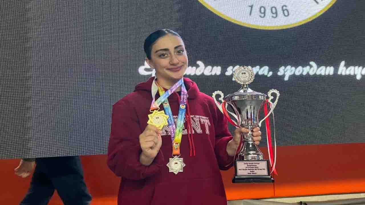 Uşak Karate Özlem’in Yeni Transferi Ayşe Yılmaz Ayağının Tozuyla Uşak'a Madalya Getirdi