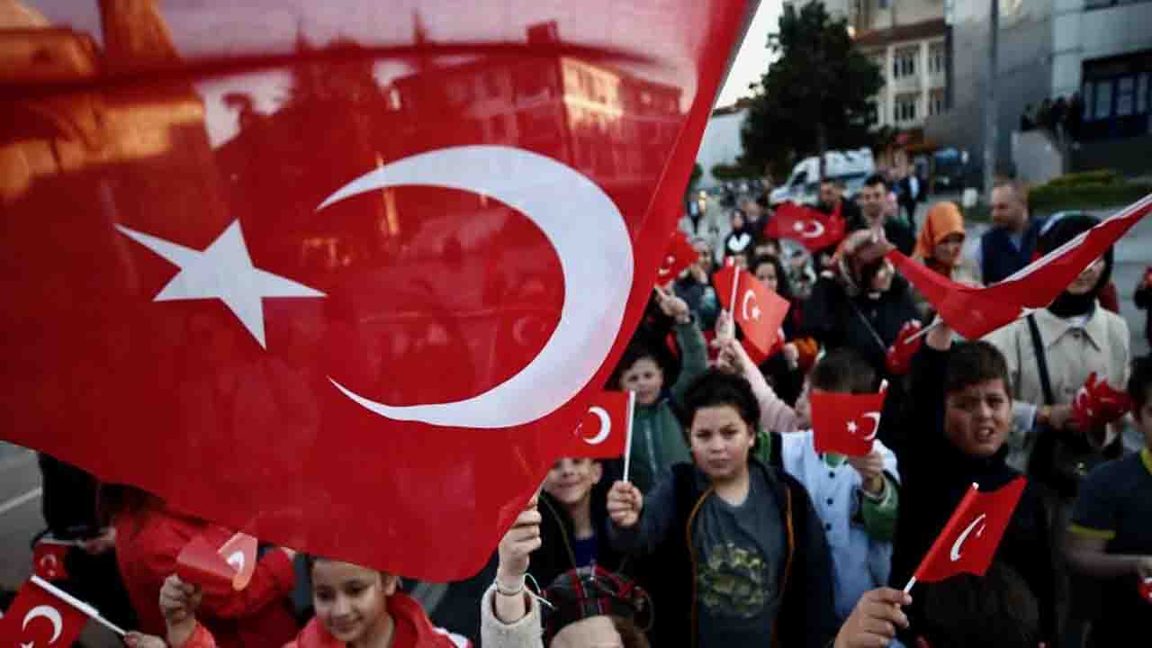 Uşak’ta Okullar Bayraklarla Donatılacak