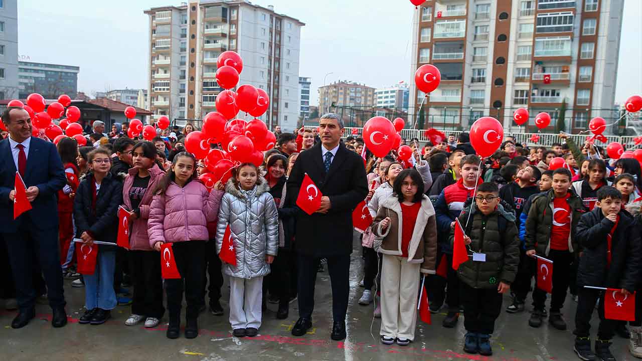 Uşaklı öğrenciler ikinci döneme "Bayrak Sevgisi" dersiyle başladı