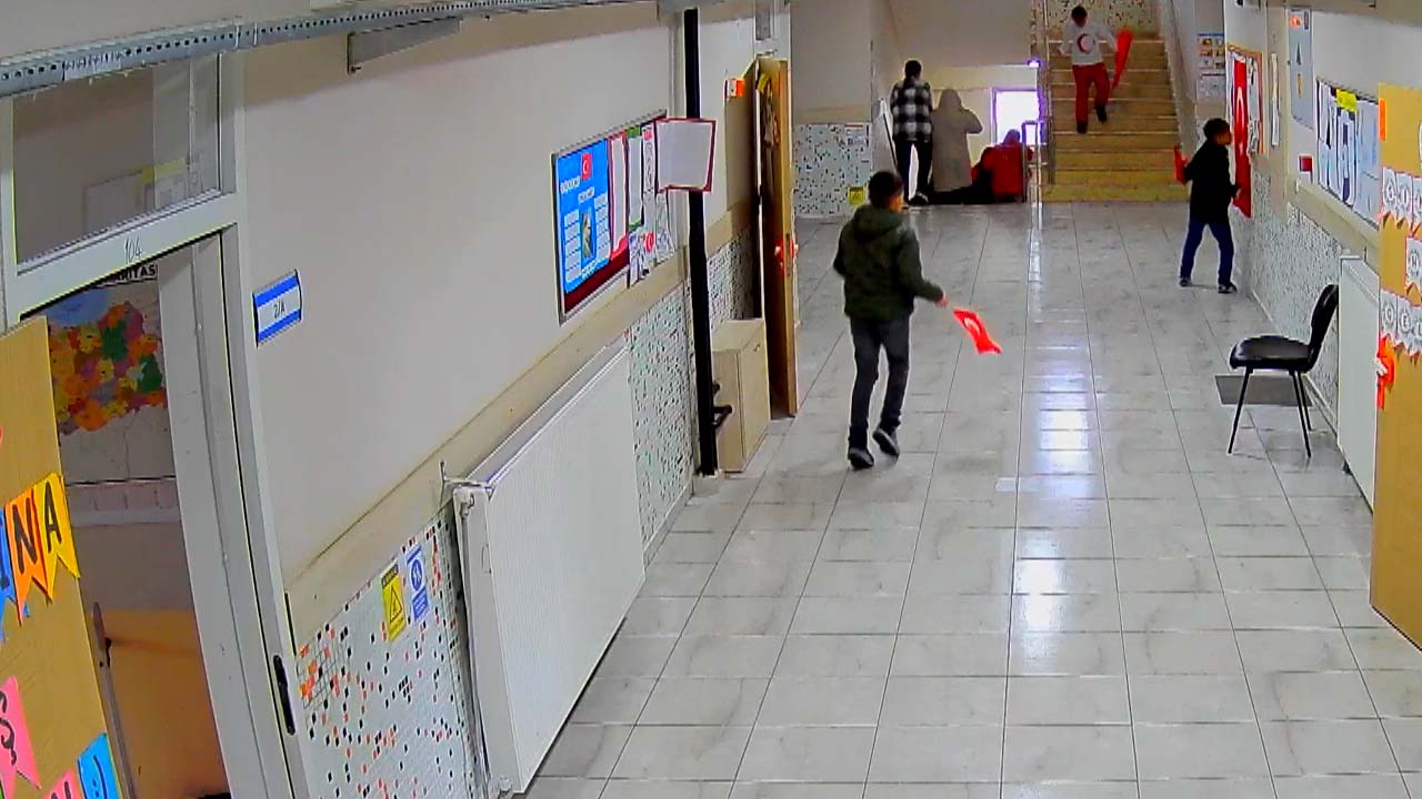 Uşak'ta ilkokul öğrencilerinin duvarda asılı bayrağı öpmeleri güvenlik kamerasında