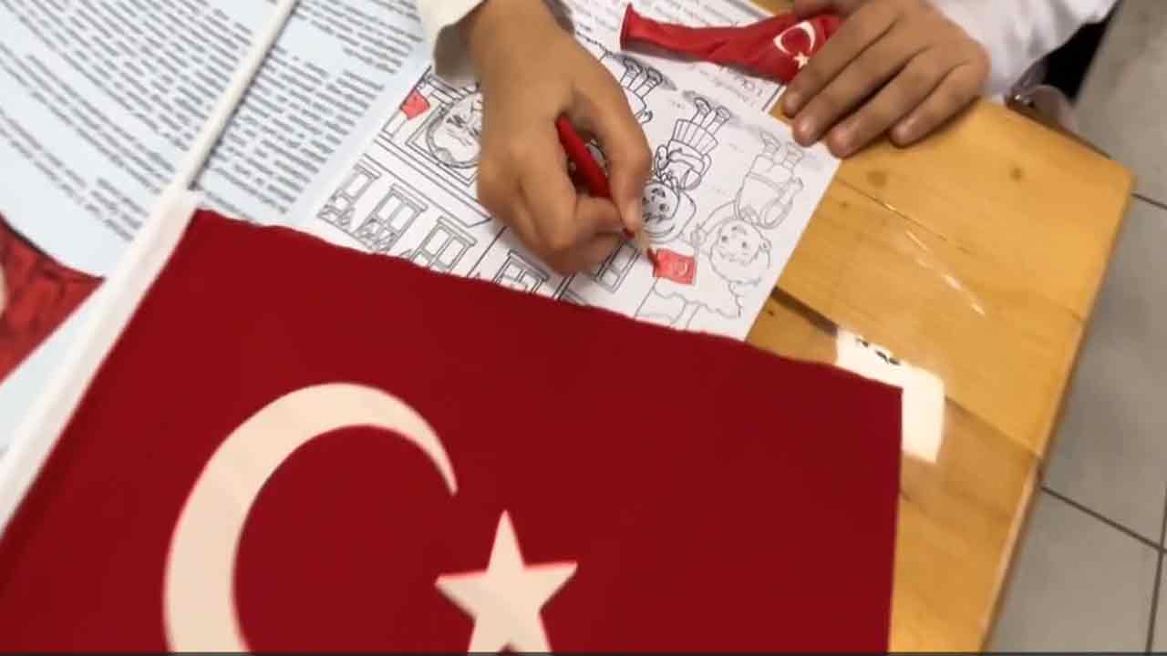 Uşak'ta Anlamlı Etkinlik Köy Okullarında "Bayrak Sevgisi" Coşkusu