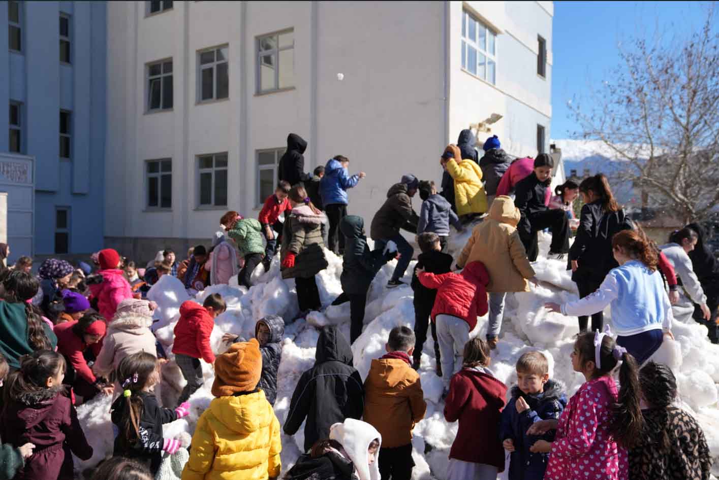 Muğla'da Bir Öğrencinin İsteği Üzerine Okula Kamyonla Kar Getirildi