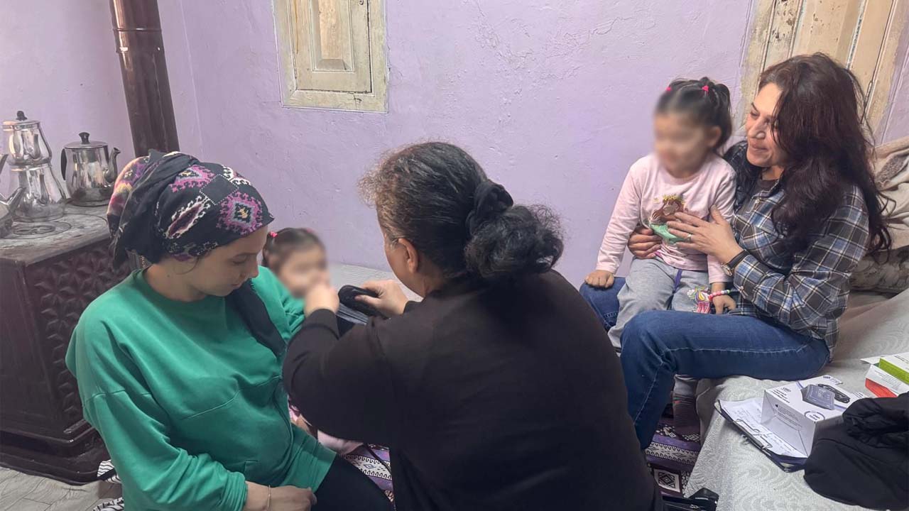 Uşak’ta Riskli Gebeliklere Yakın Takip, Ekipler Ev Ev Dolaşıyor