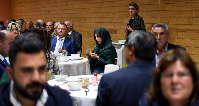 Uşak Valisi Funda  Kocabıyık, Eşme'de şehit aileleri ve gazilerle iftar yaptı