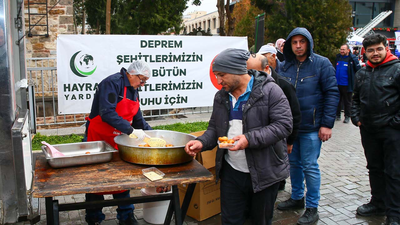Uşak'ta, Kahramanmaraş merkezli depremlerde hayatını kaybedenler anıldı