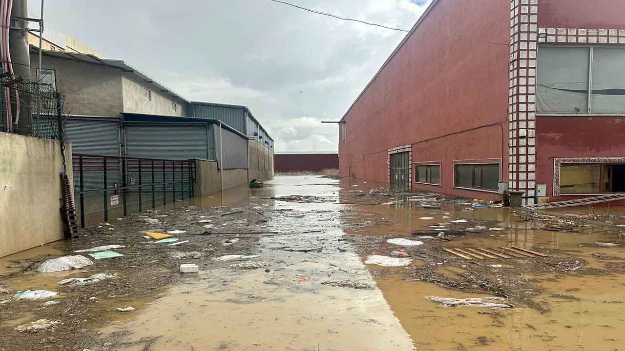 Uşak'ta Derenin Taşması Sonucu Tarım Arazilerini Ve İş Yerlerini Su Bastı