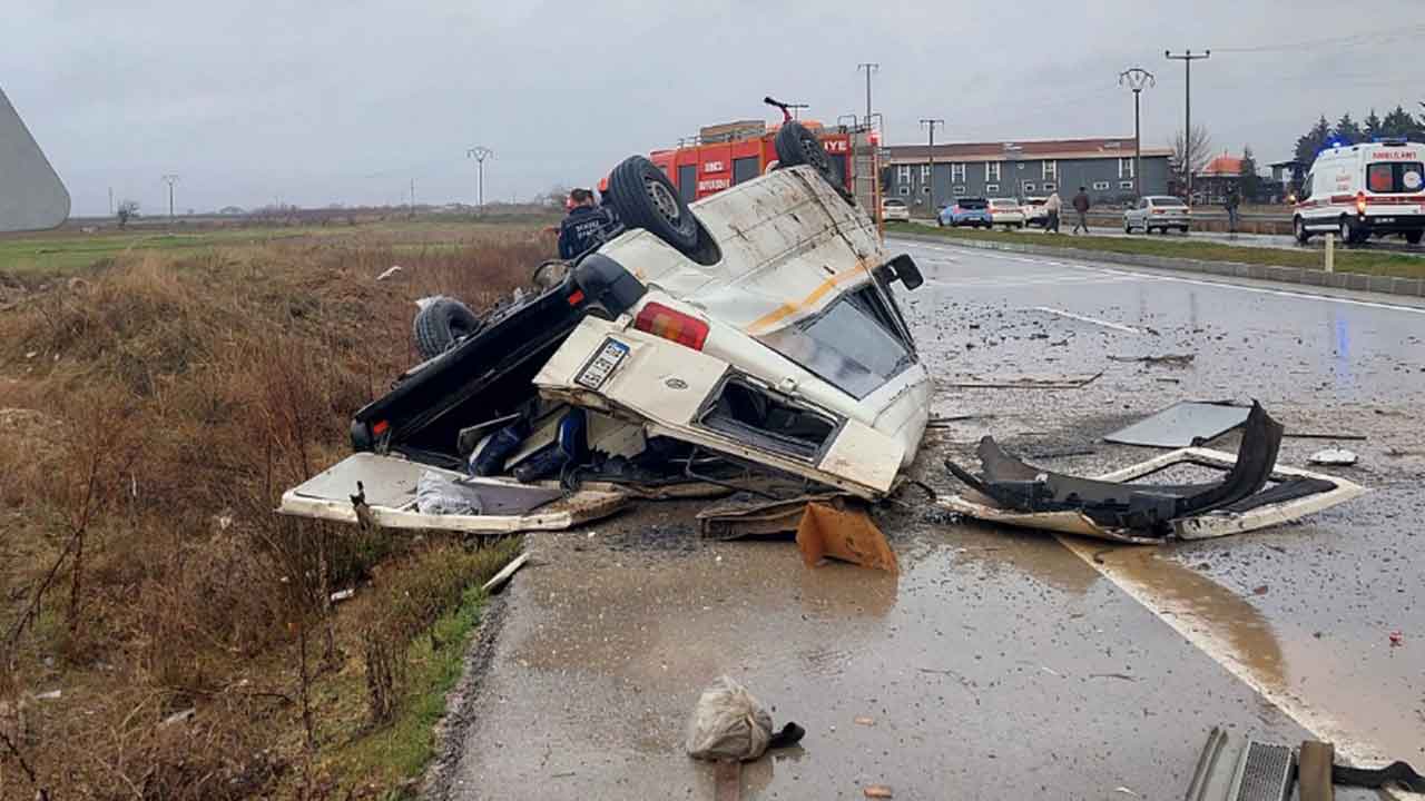 Devrilerek Hudraya Dönen  Minibüsteki 2 Kişi Yaralandı