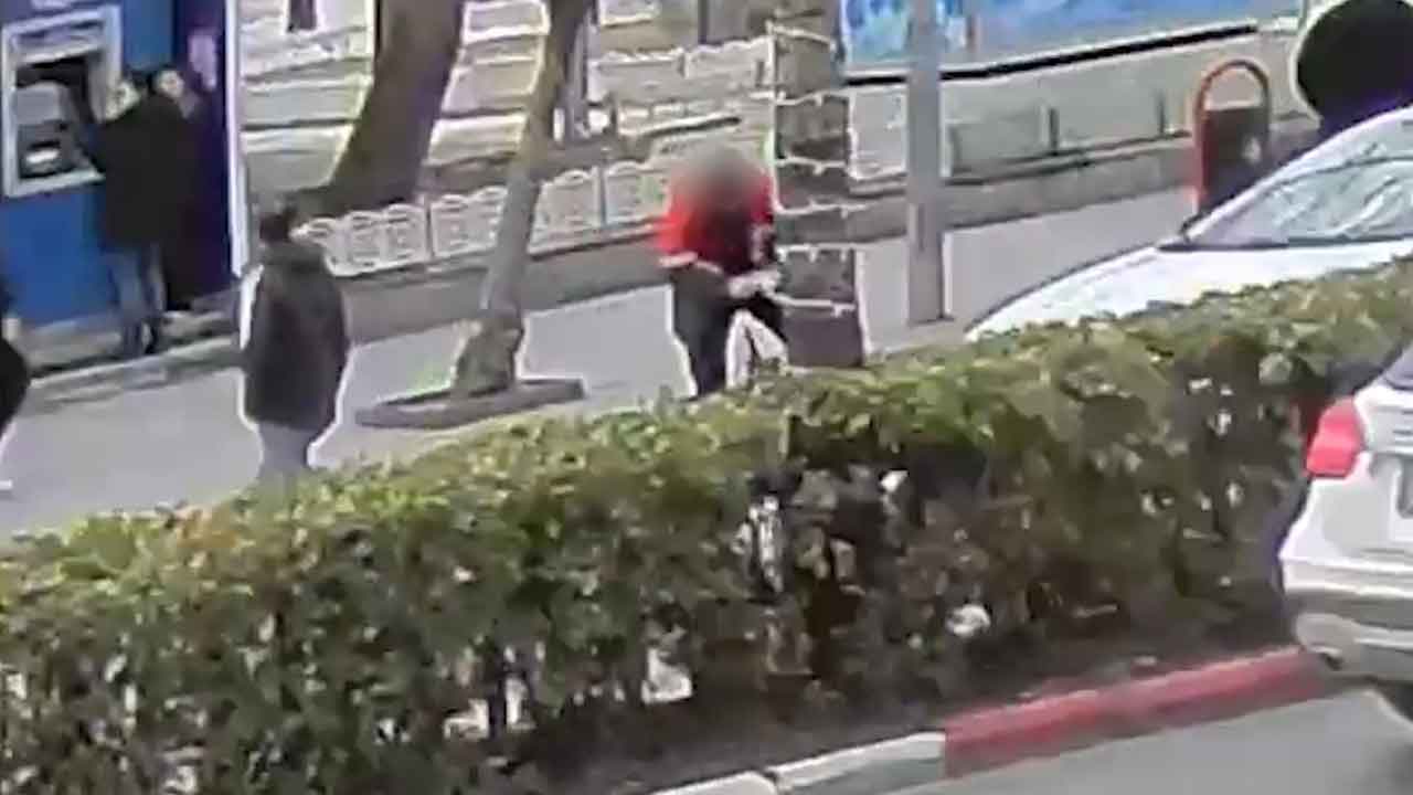 Yolda Bulduğu Değerli Eşyayı Sahiplenen Temizlik İşçisi Kovuldu