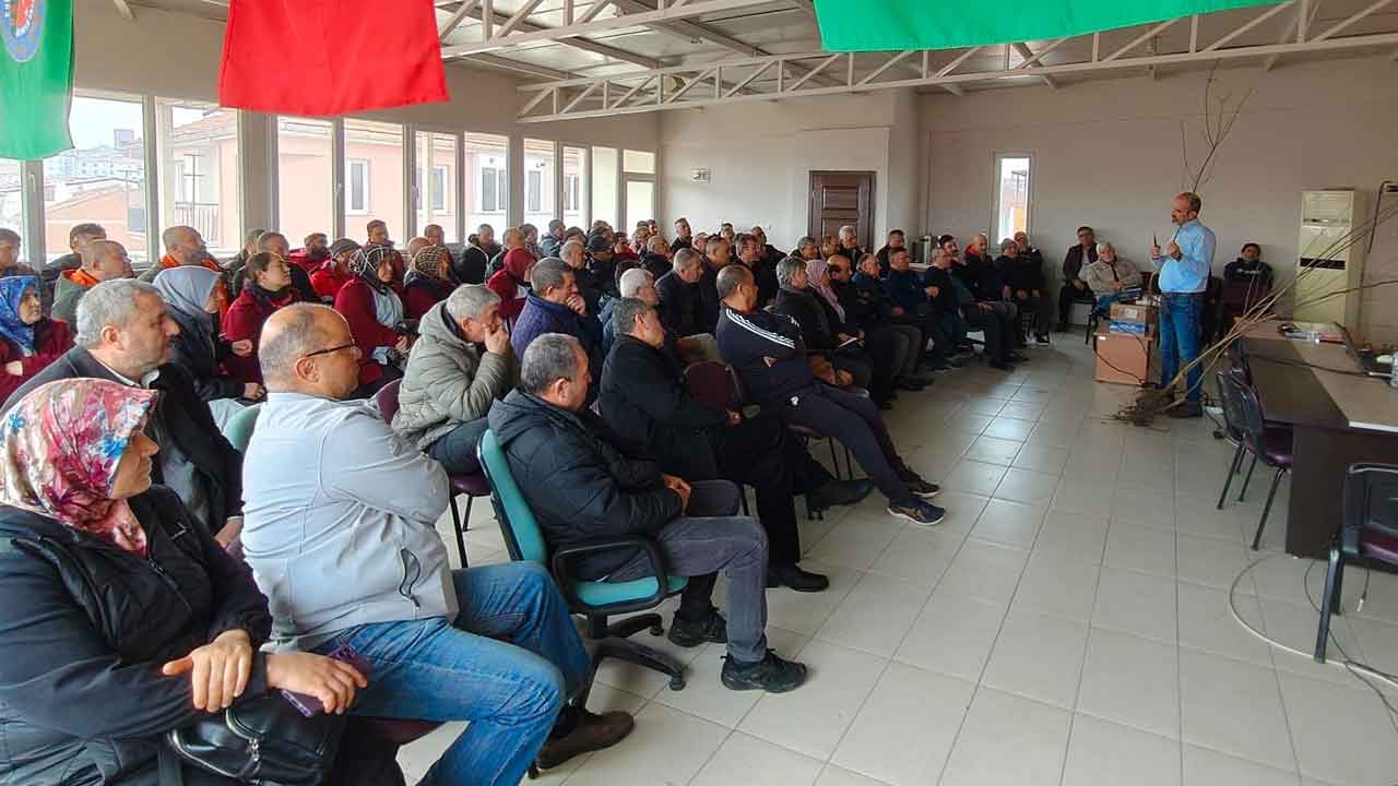 Uşak’ta Meyve Ağaçlarında Budama Kursu Başladı