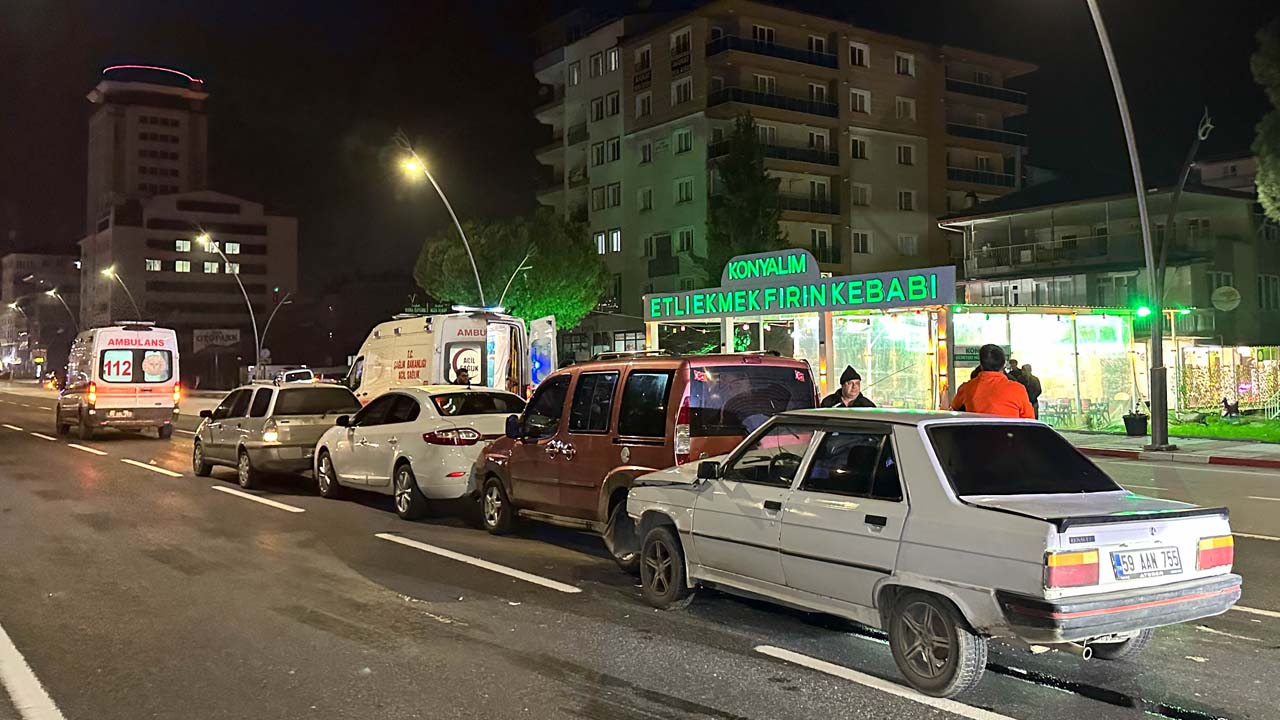 Uşak'ta zincirleme trafik kazasında 6 kişi yaralandı