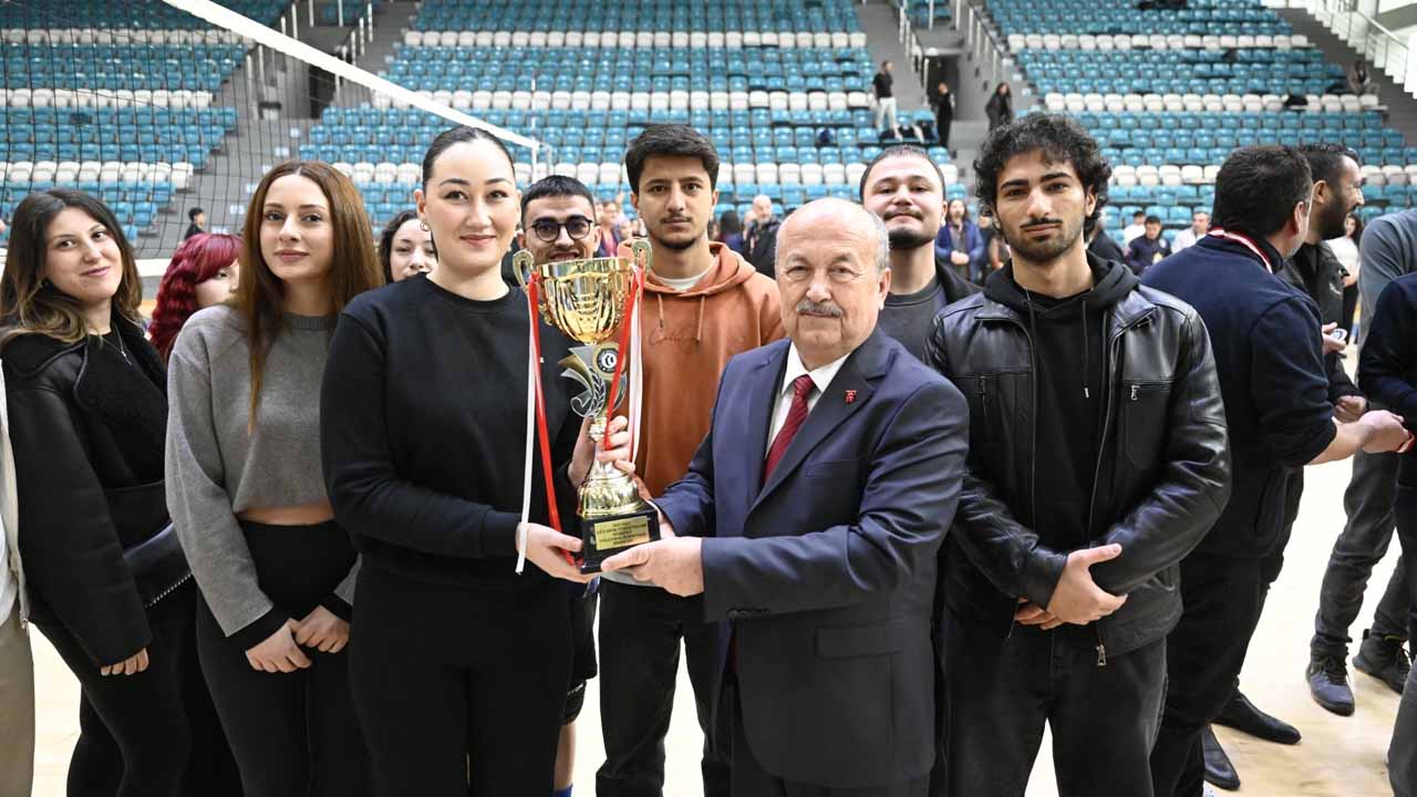 Uşak Üniversitesi Güz Spor Turnuvaları’nda Kupa ve Madalyalar Sahiplerini Buldu