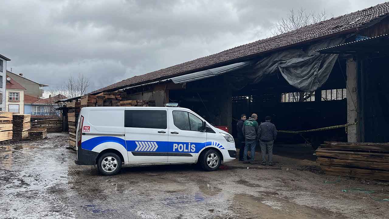 Tomruk Biçme Makinesinin Üstüne Düşen İşçi Öldü