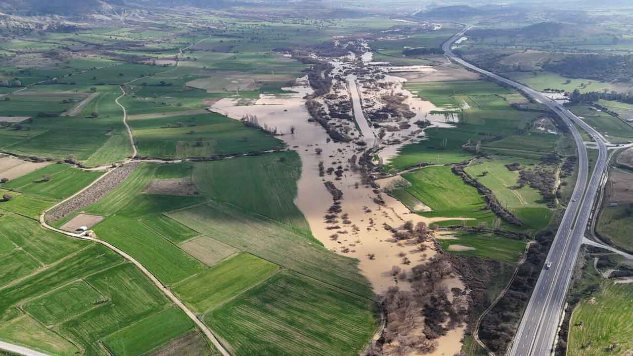 Gediz Nehri'nin Uşak'tan geçen bölümlerinde taşkın meydana geldi